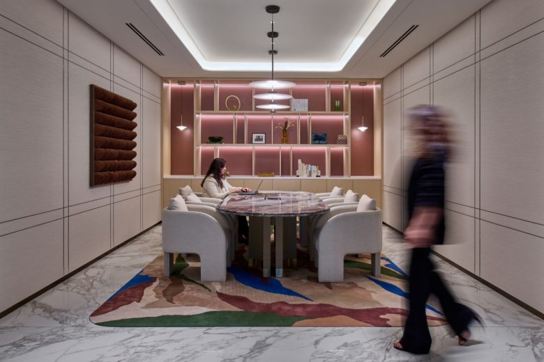 рабочий кабинет с мягкими креслами One Za’abeel Offices