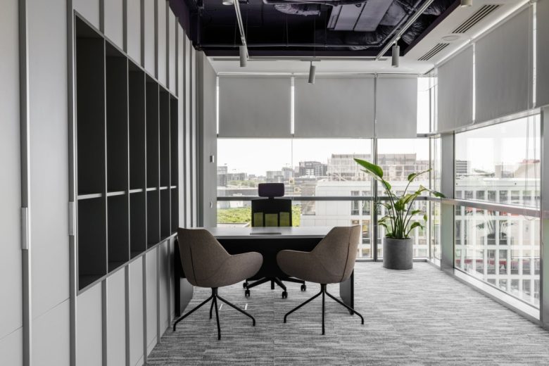 рабочий кабинет с витражными окнами K2 Design Lab