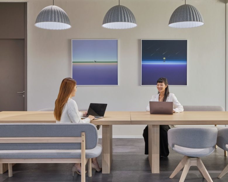 рабочий стол с лавочками мягкими LINE MAN Wongnai Offices