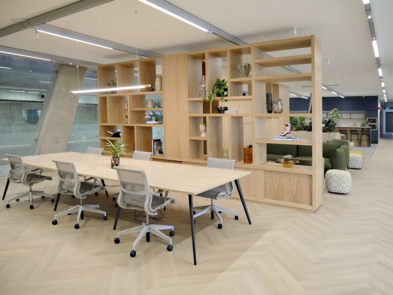 рабочий стол со стульями Studio Y