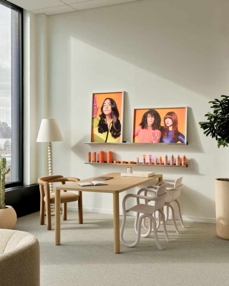 рабочий стол у стены amika Offices