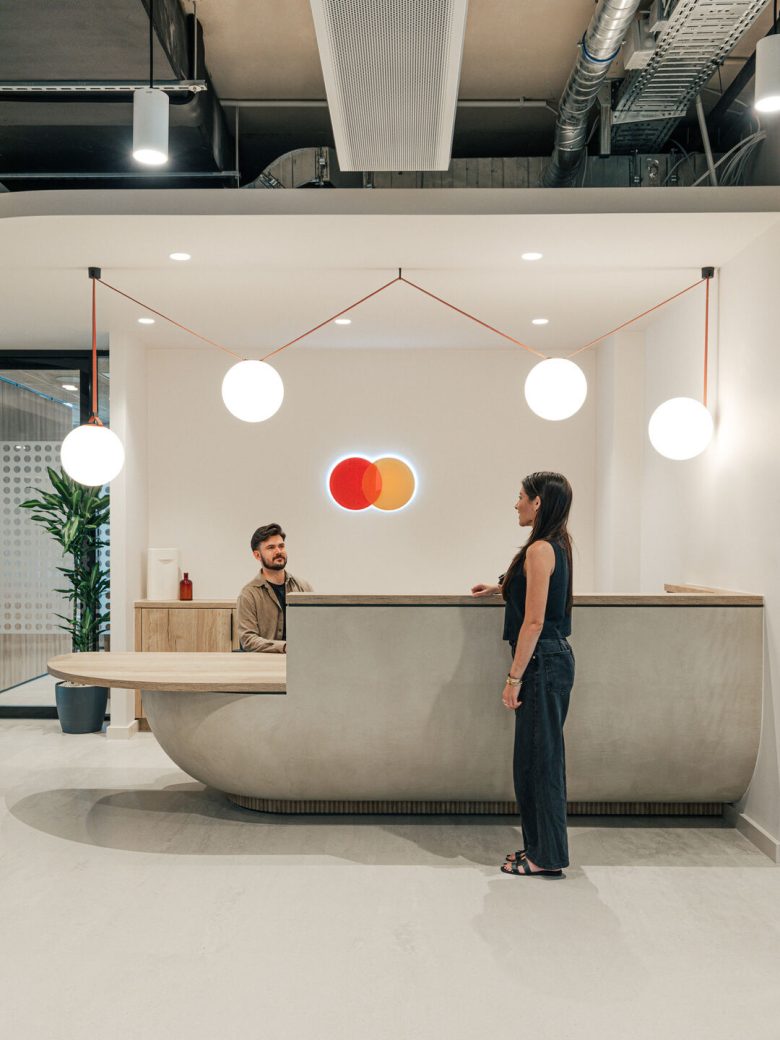 ресепшн Mastercard