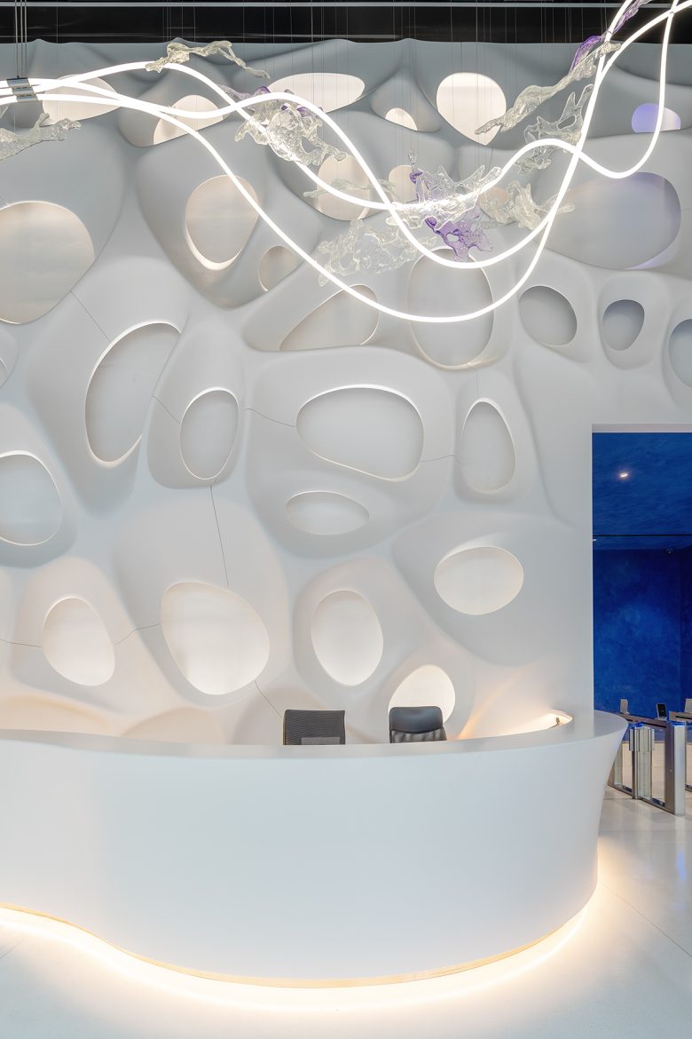 ресепшн HIMACS transforms a wall into a work of art with the “Bionic Wall” project in the A1 building