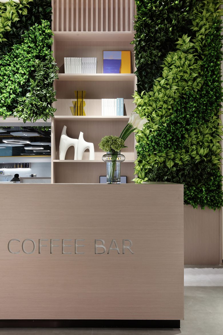 ресепшн и полки с книгами China Merchants Senlan Meihuan · Chuangku Co-working Space