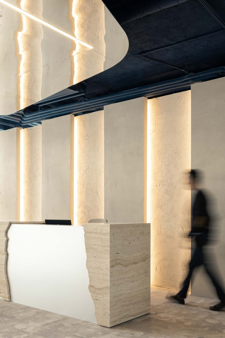 ресепшн сбоку Oporto MAZARS offices