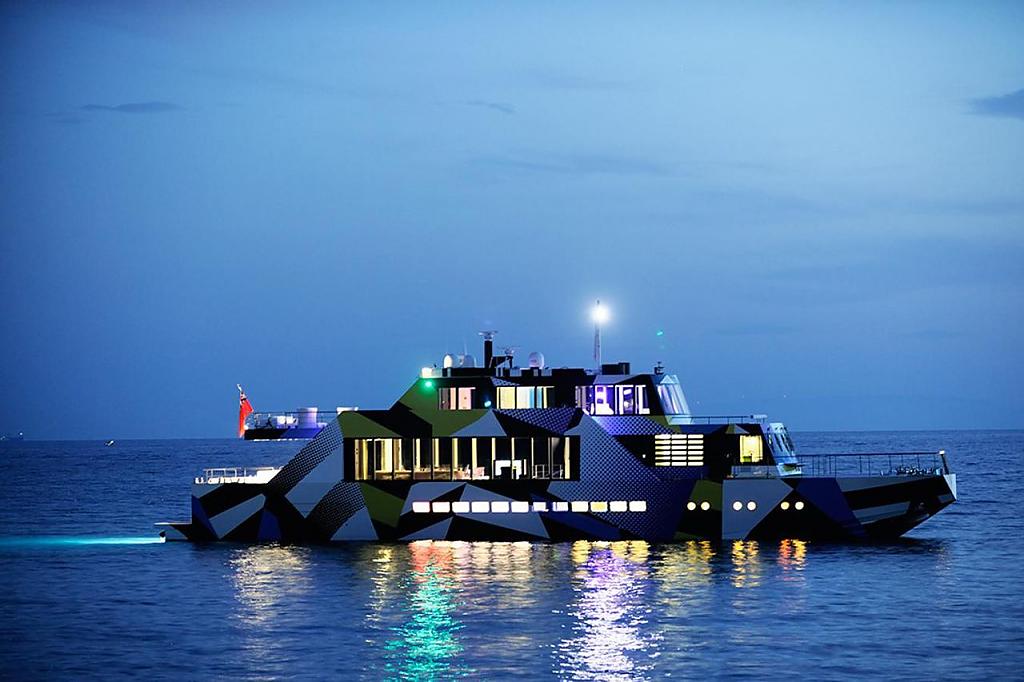Роскошное судно: вечерняя подсветка