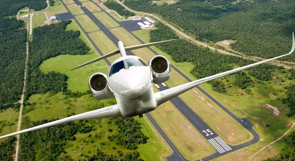 Роскошный частный самолёт: на фоне взлетной площадки