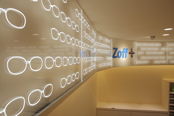 Декор стен в салоне оптики Zoff+ в Канагаве