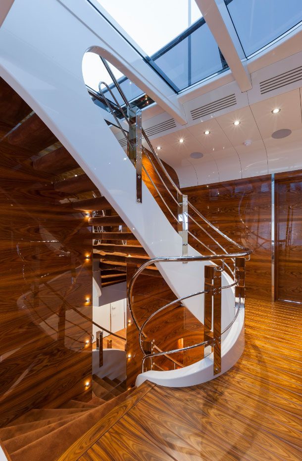 Современная шикарная яхта Vicem 46M: винтовая лестница