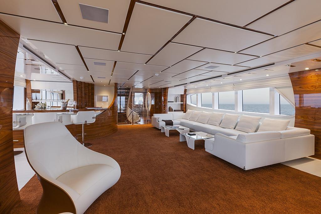 Современная шикарная яхта Vicem 46M: белоснежная мебель