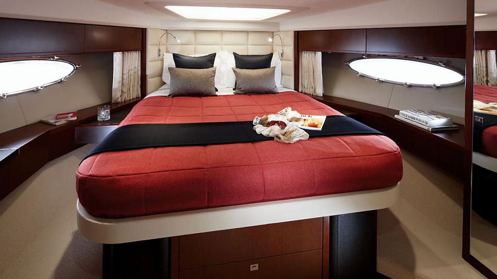 Шикарная яхта Princess 60: в спальне кровать королевских размеров с водяным матрацем