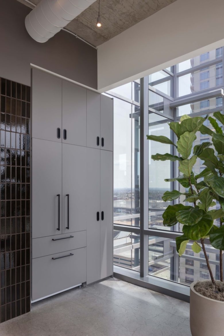 шкаф для хранения у окна LAB Quantitative Strategies Offices