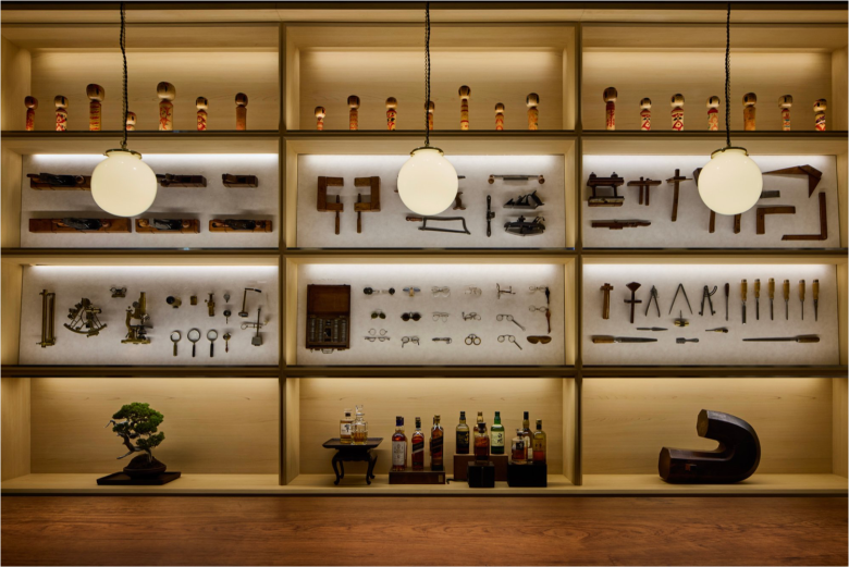 шкаф с полками и экспонатами Jacques Marie Mage Store