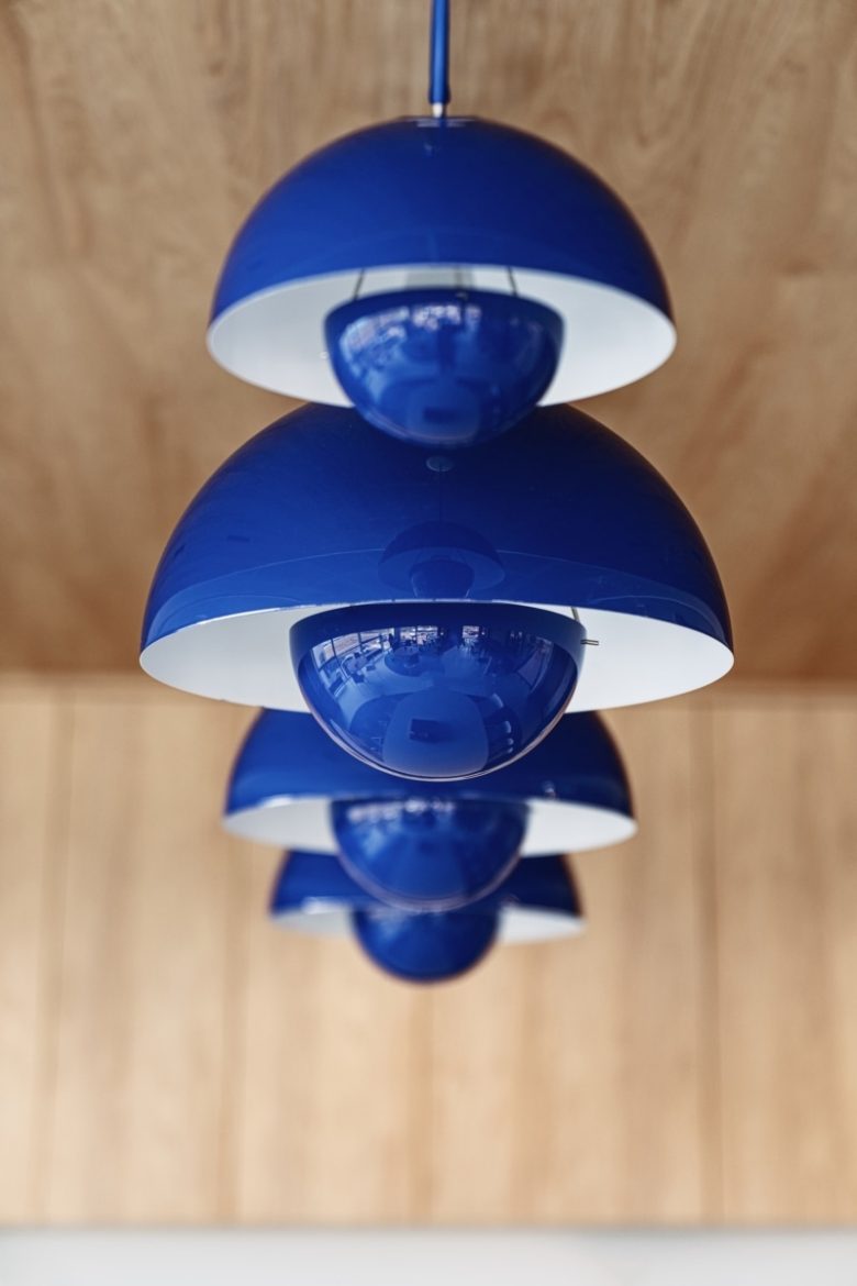 синие лампы на потолке Helio offices