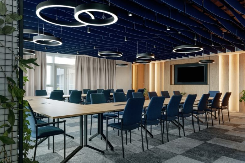 синий зал конференций Helio offices