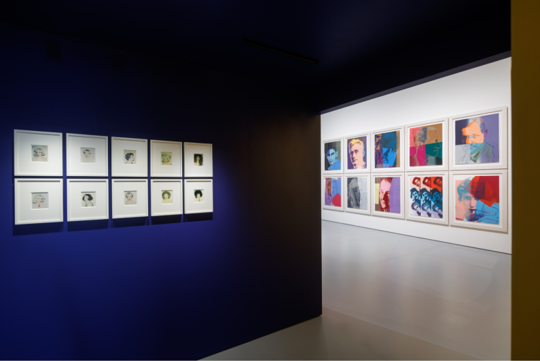 синий зал с картинами в Andy Warhol