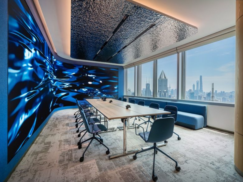 синяя комната переговоров HKRI Taikoo Hui and Swire Properties Shared Offices