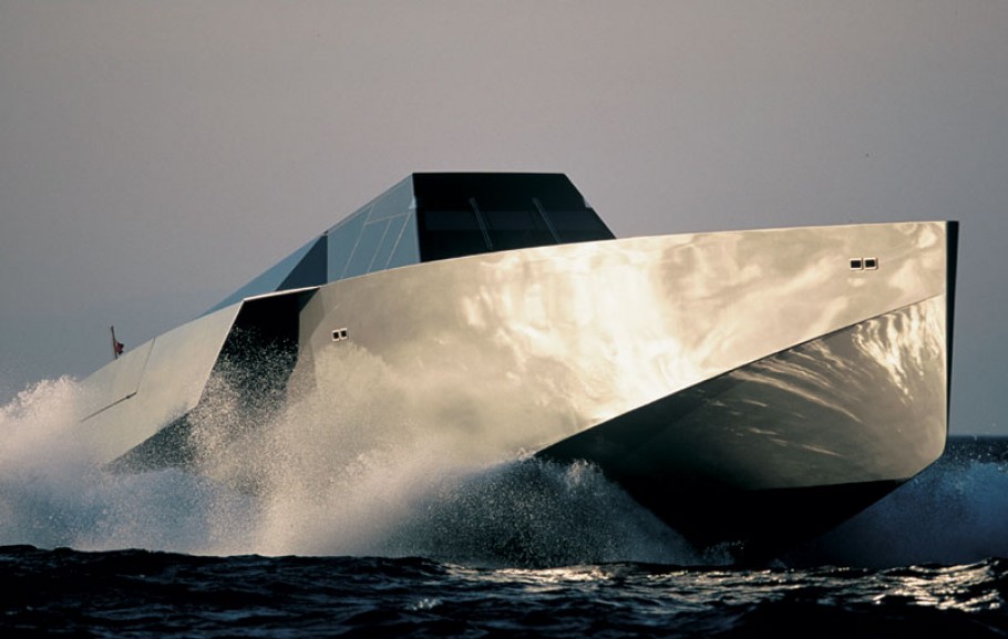 Современная яхта Wallypower в стиле милитари длиной 36