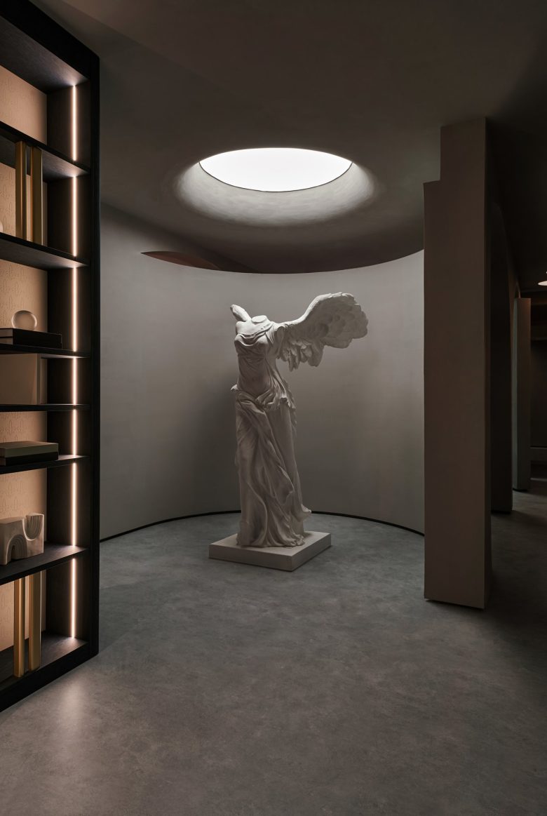 статуя без головы с крыльями Sammys Nouvelle France Hall