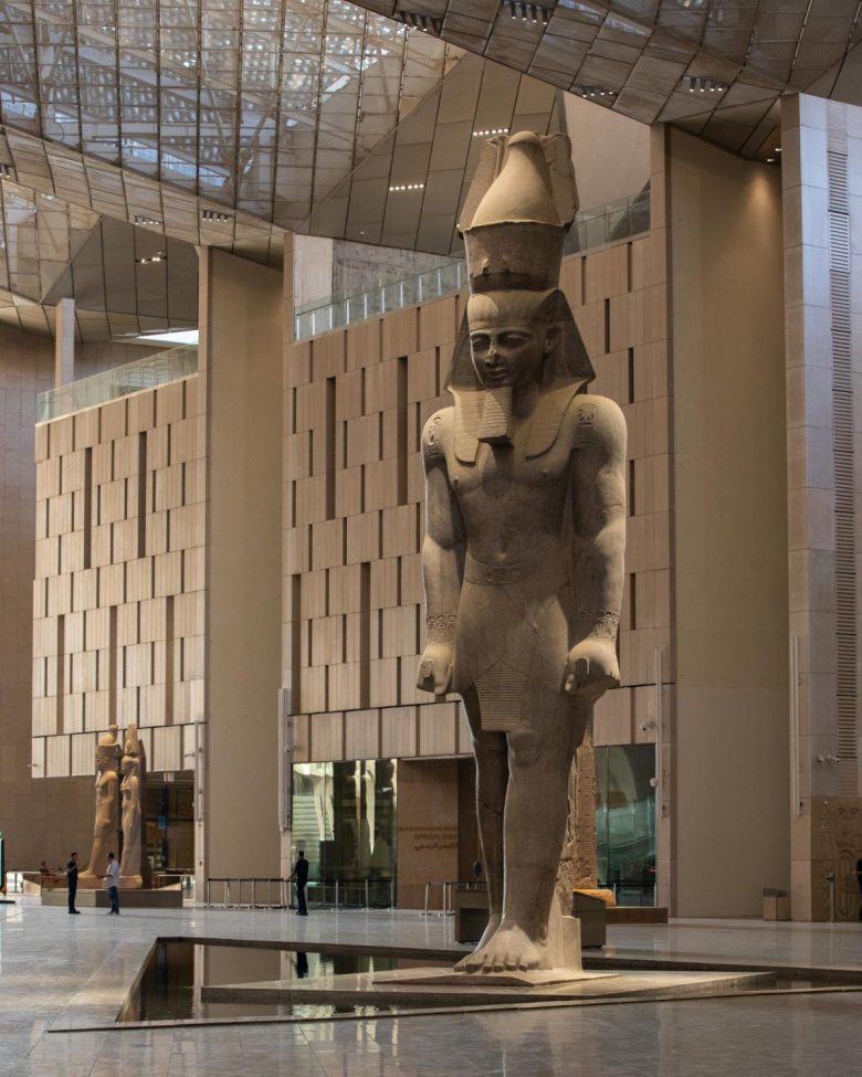 статуя фараона в Grand Egyptian Museum