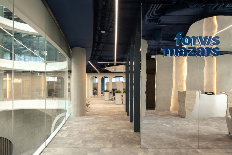 стеклянная перегородка с свывеской Oporto MAZARS offices