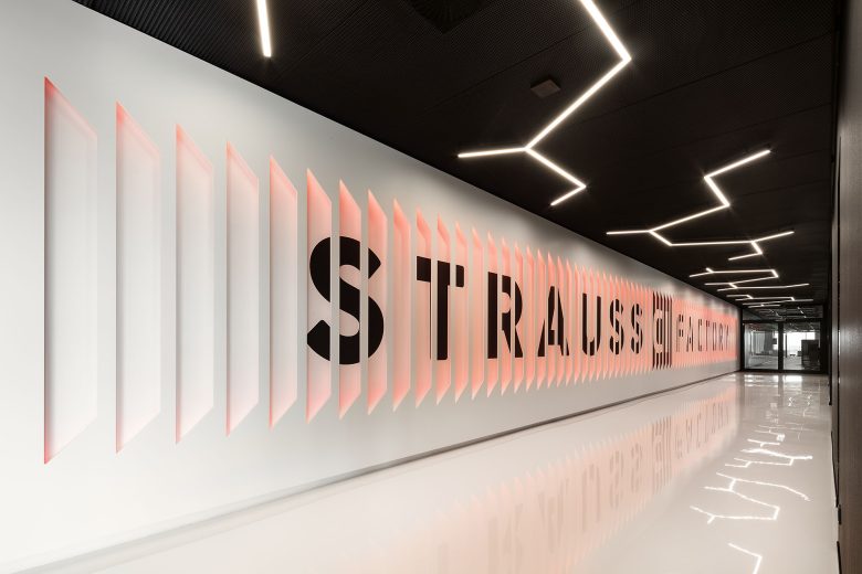 стена с брендом STRAUSS CI FACTORY