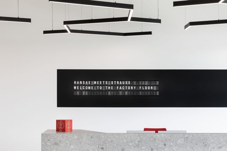 стена с буквами STRAUSS CI FACTORY