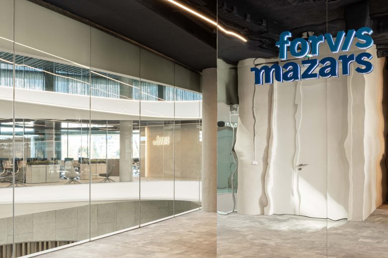 стена с вывеской Oporto MAZARS offices