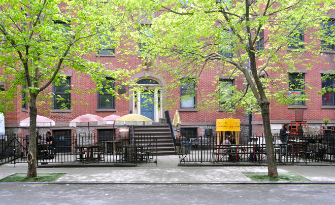 Уличная Бесплатная Библиотека в центре Манхэттена