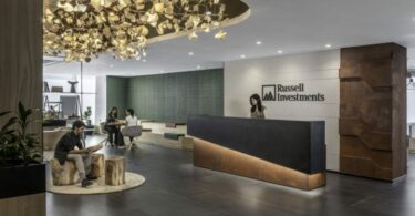 стойка секретаря Russell Reynolds Associates в Лондоне