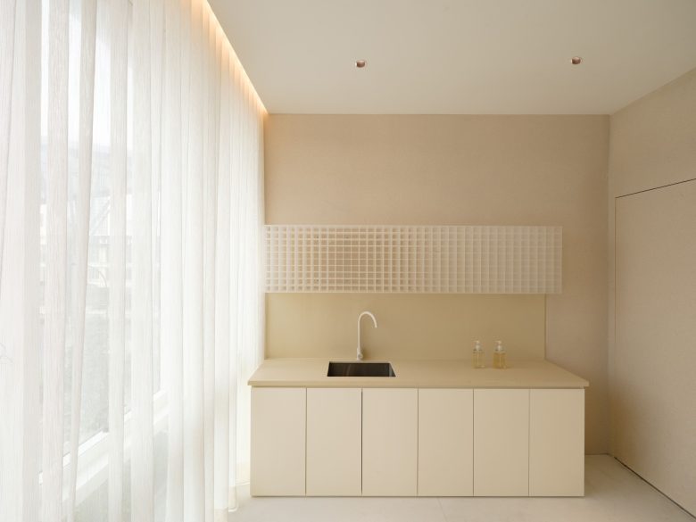 стол с раковиной в светлых тонах Cher’s Hair Saloon