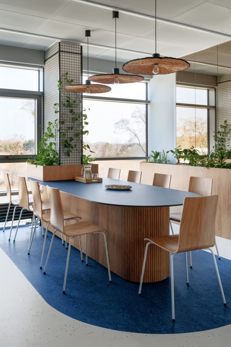 стол в кафе Helio offices