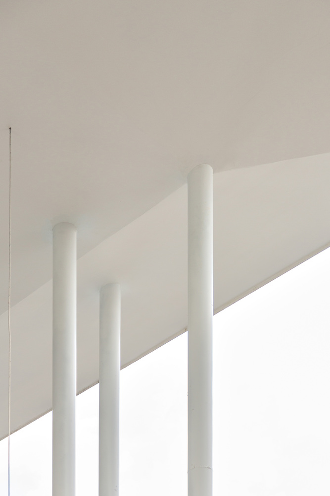 столбы у павильона Pavilion Tess