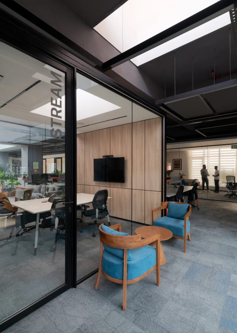 столы со стульями рядом с кабинетом FYBROS в Дели