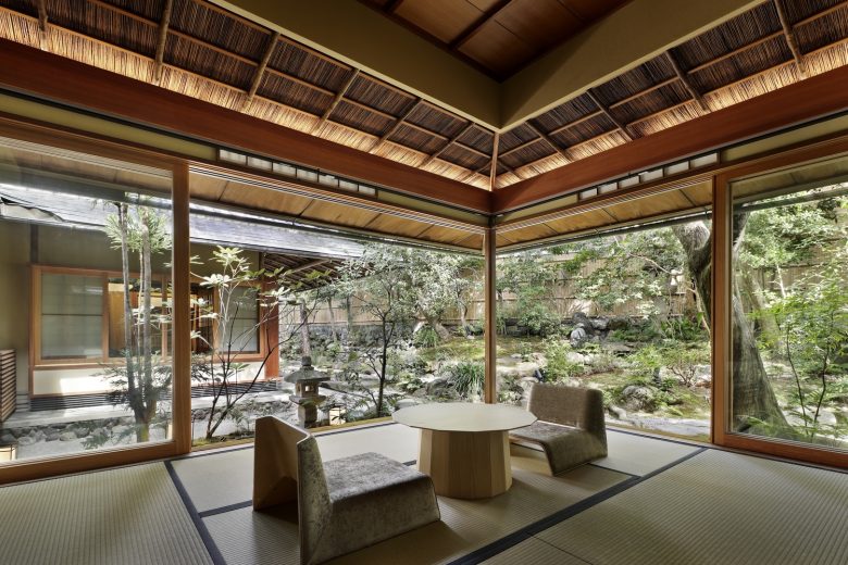 столик и интерьерные стулья Hotel VMG Villa Kyoto