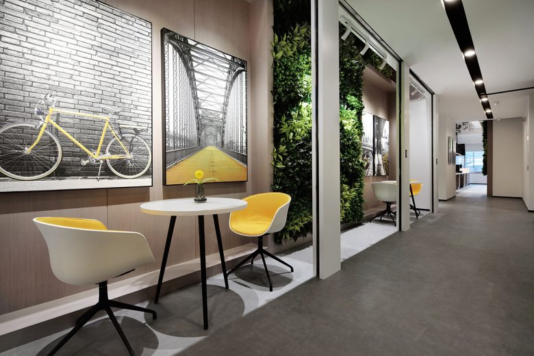 столик на двоих у стены China Merchants Senlan Meihuan · Chuangku Co-working Space