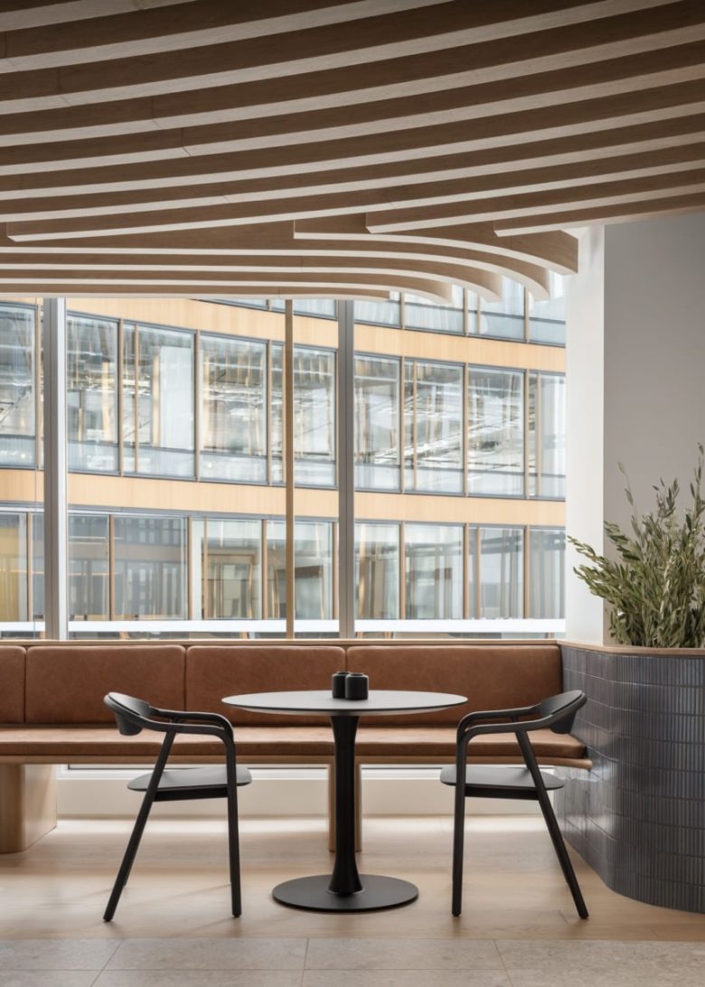 столик с диванчиком у окна Amenity Suite на 2100 Pennsylvania Avenue