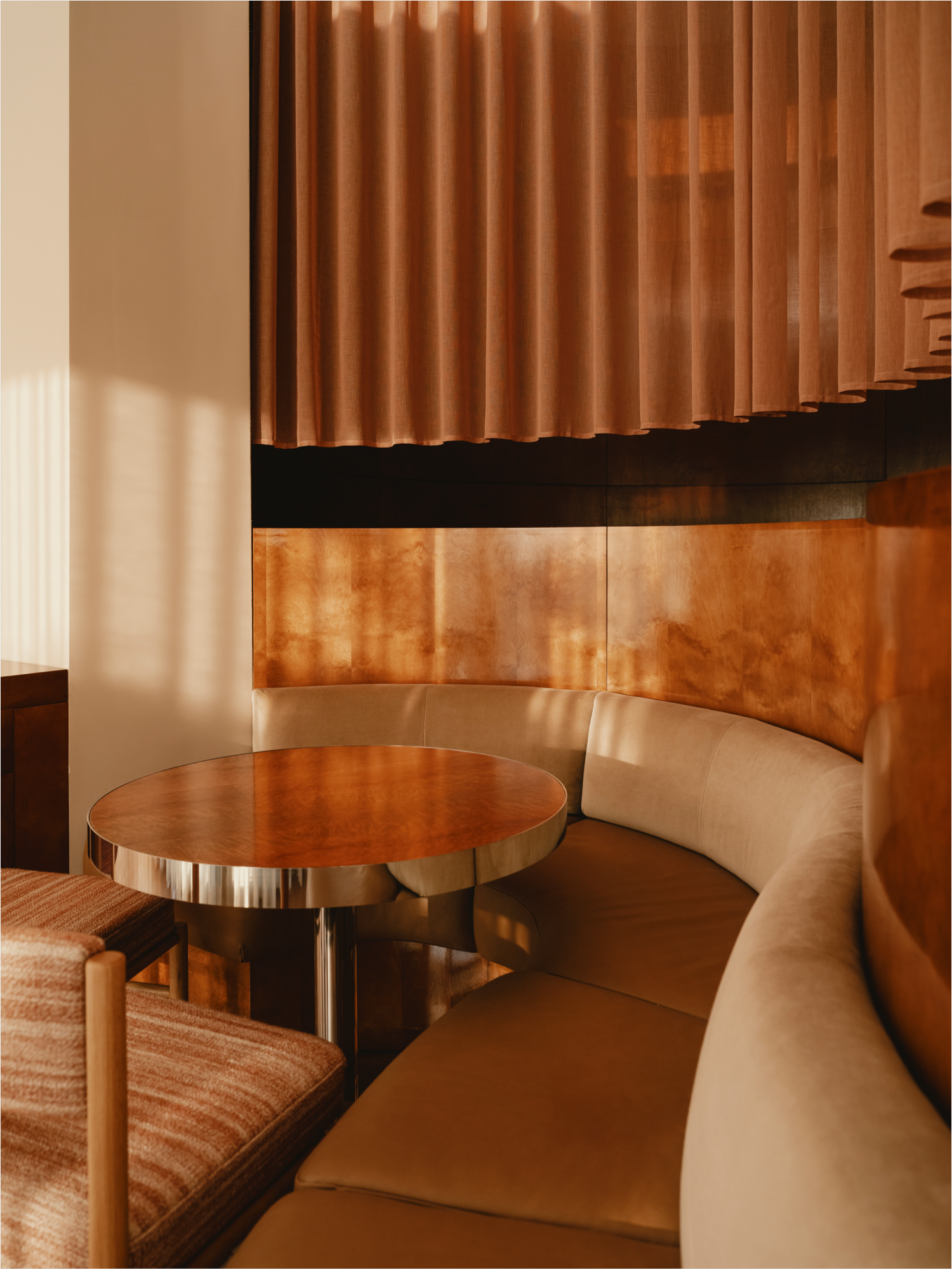 столик с диваном в углу The Standard hotel