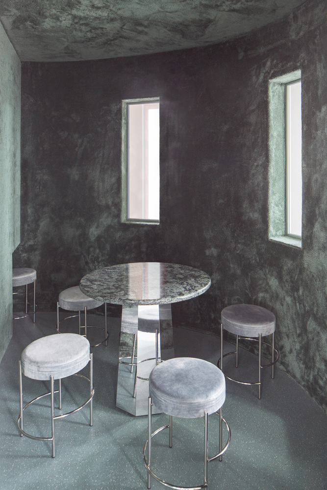 столик у окна Signa Sports United High‑Rise Tower