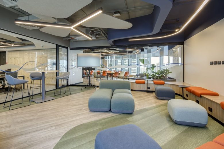 столики и мягкие пуфы ISA ENERGIA Offices