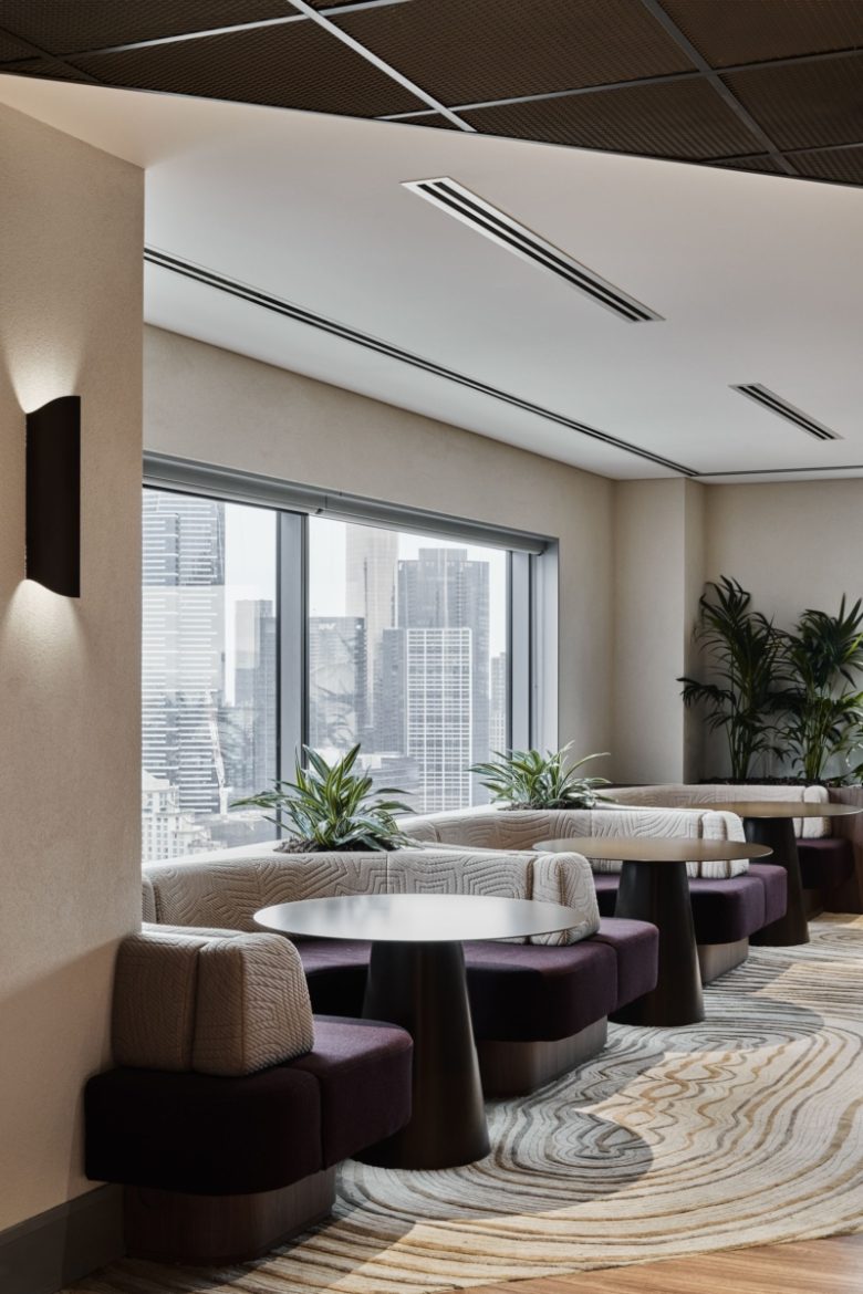 столики с диванчиками у окна JLL