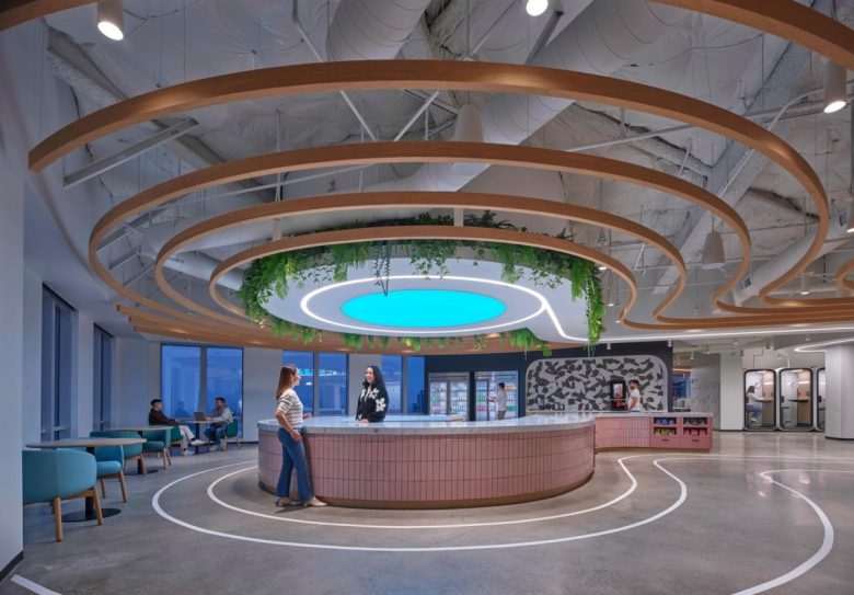 столики у окна TikTok USDS Offices