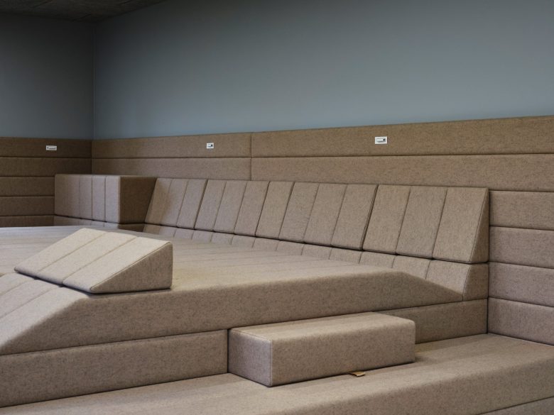 сцена подиум Pradtke office сбоку