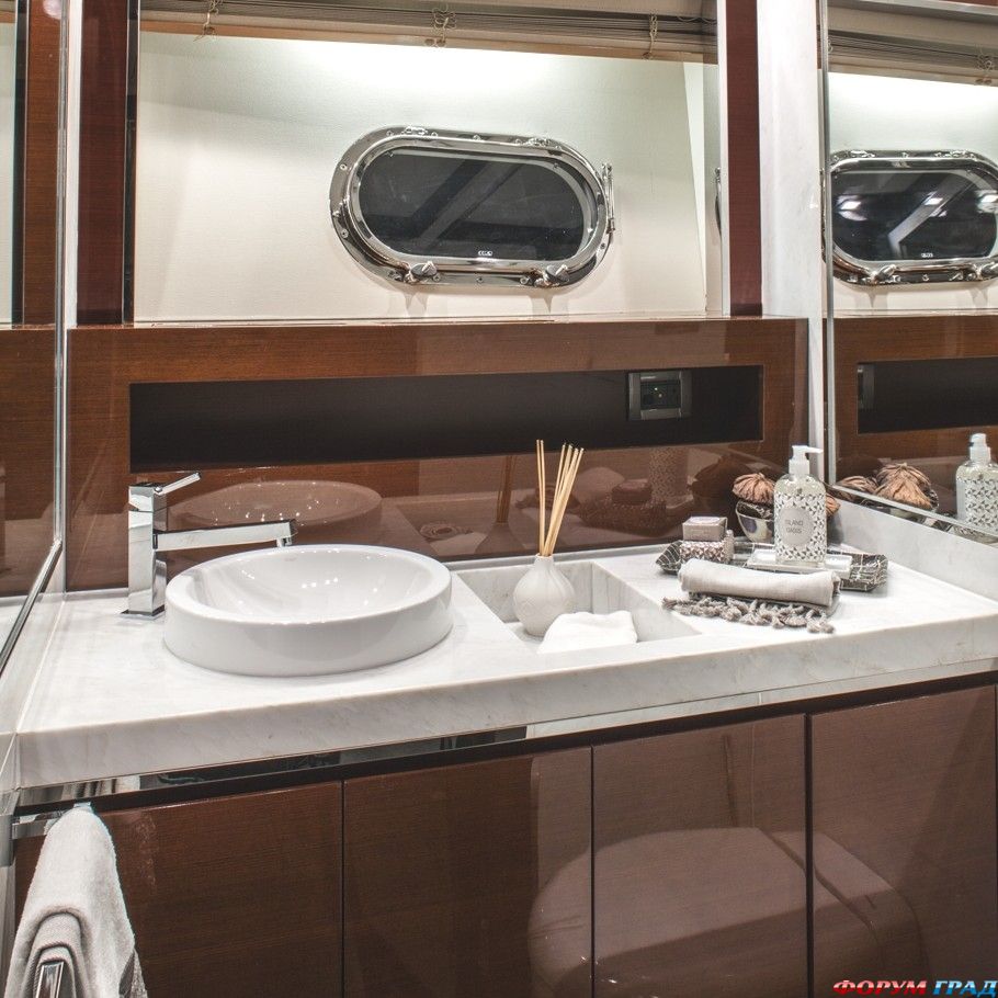 Судно для яхтинга: роскошная ванная комната