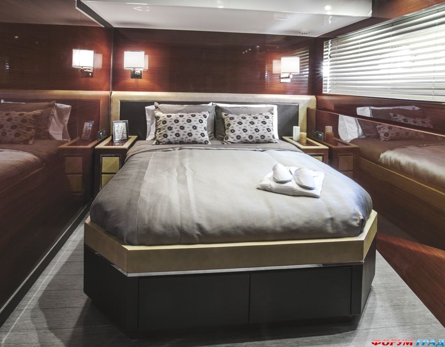 Судно для яхтинга: спальная комната с огромной кроватью