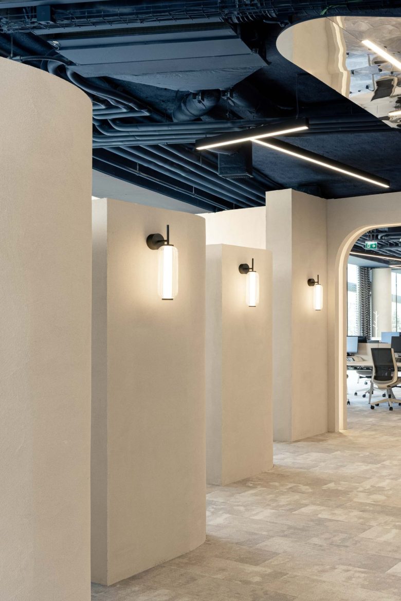 светильники на стенах Oporto MAZARS offices