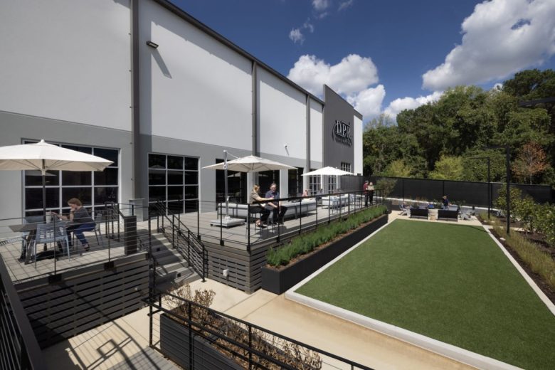 терраса у здания DPR Construction Offices