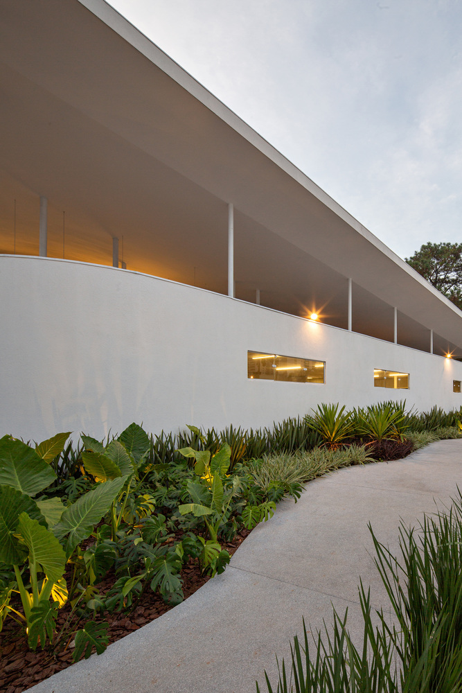 территория вдоль павильона Pavilion Tess