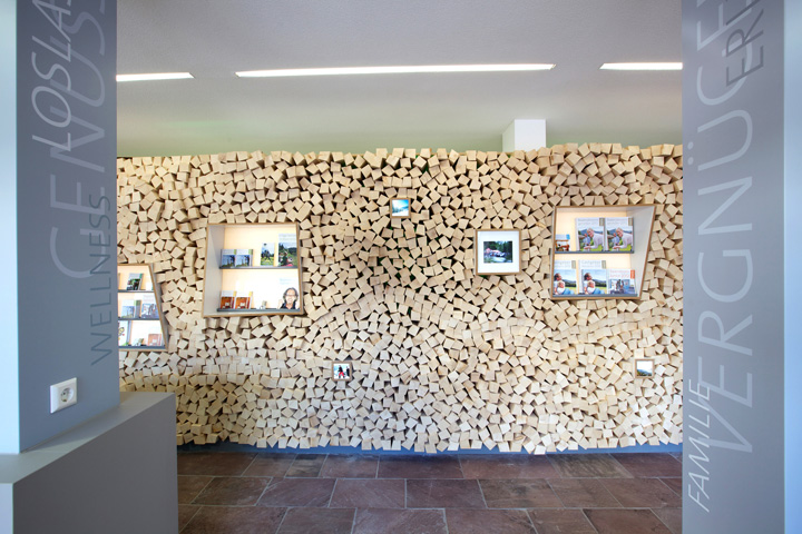 Информационный зал для туристов от PARTNERUNDPARTNER architekten, Baiersbronn, Germany