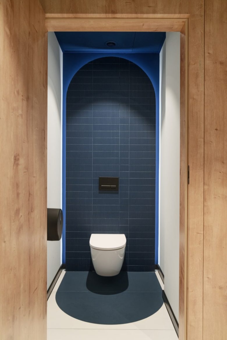 туалетная комната Helio offices в синем цвете
